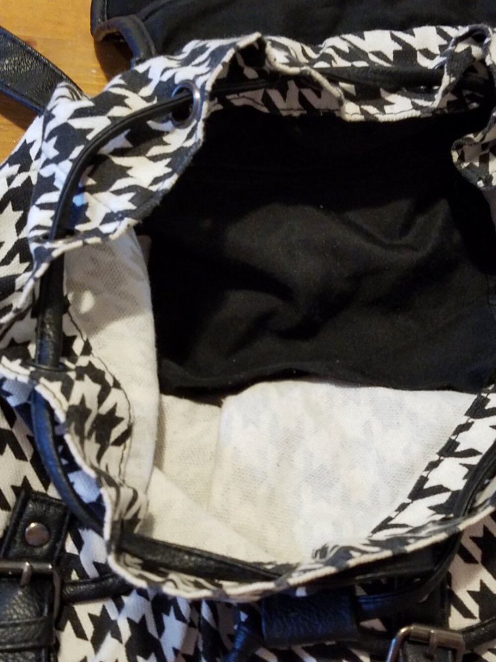 Fashionable backpack - houndstooth pattern! - Picture 8 of 15